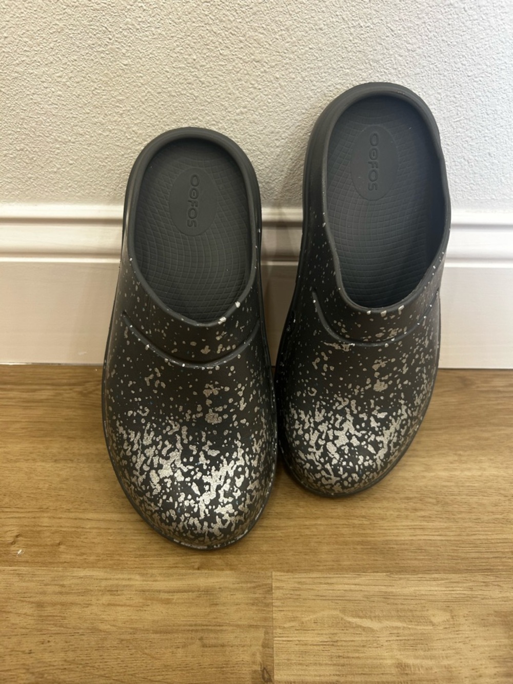 OOFOS oocloog Gray Speckled Clogs Unisex Recovery Women 7 Post-workout comfort - Picture 3 of 5